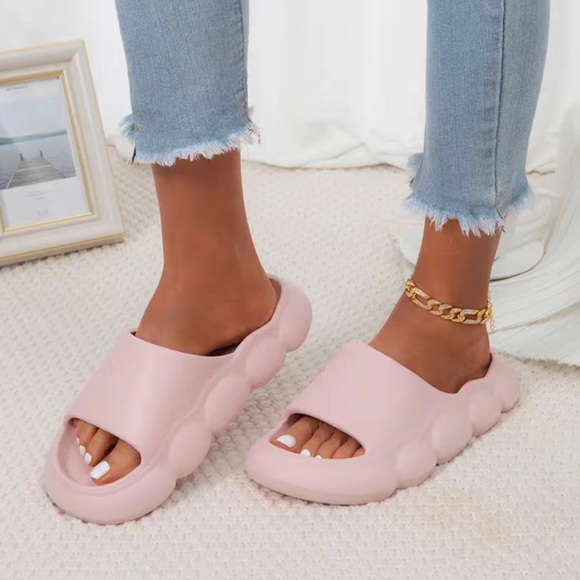 Light Pink Thick Cloud Pattern Slides - Picture 1 of 4